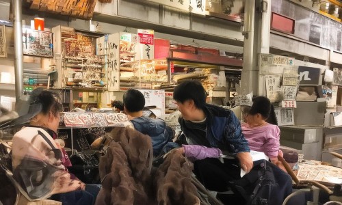 祛眼袋的方法有多种，包括非手术治疗和手术治疗。非手术治疗主要包括以下方法