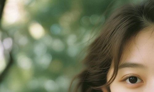 三眼皮是指上眼睑部位出现了三层眼皮的情况。这种情况可能是由于皮肤松弛、眼部水肿或老化等因素导致的。三眼皮的出现可能会对外貌造成一定影响，有些人可能会因此感到自卑或不安